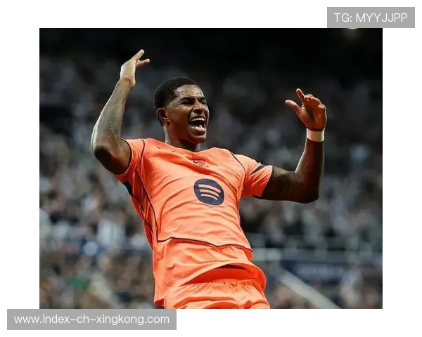 曼联后场起脚直传，拉什福德停球抽射得分